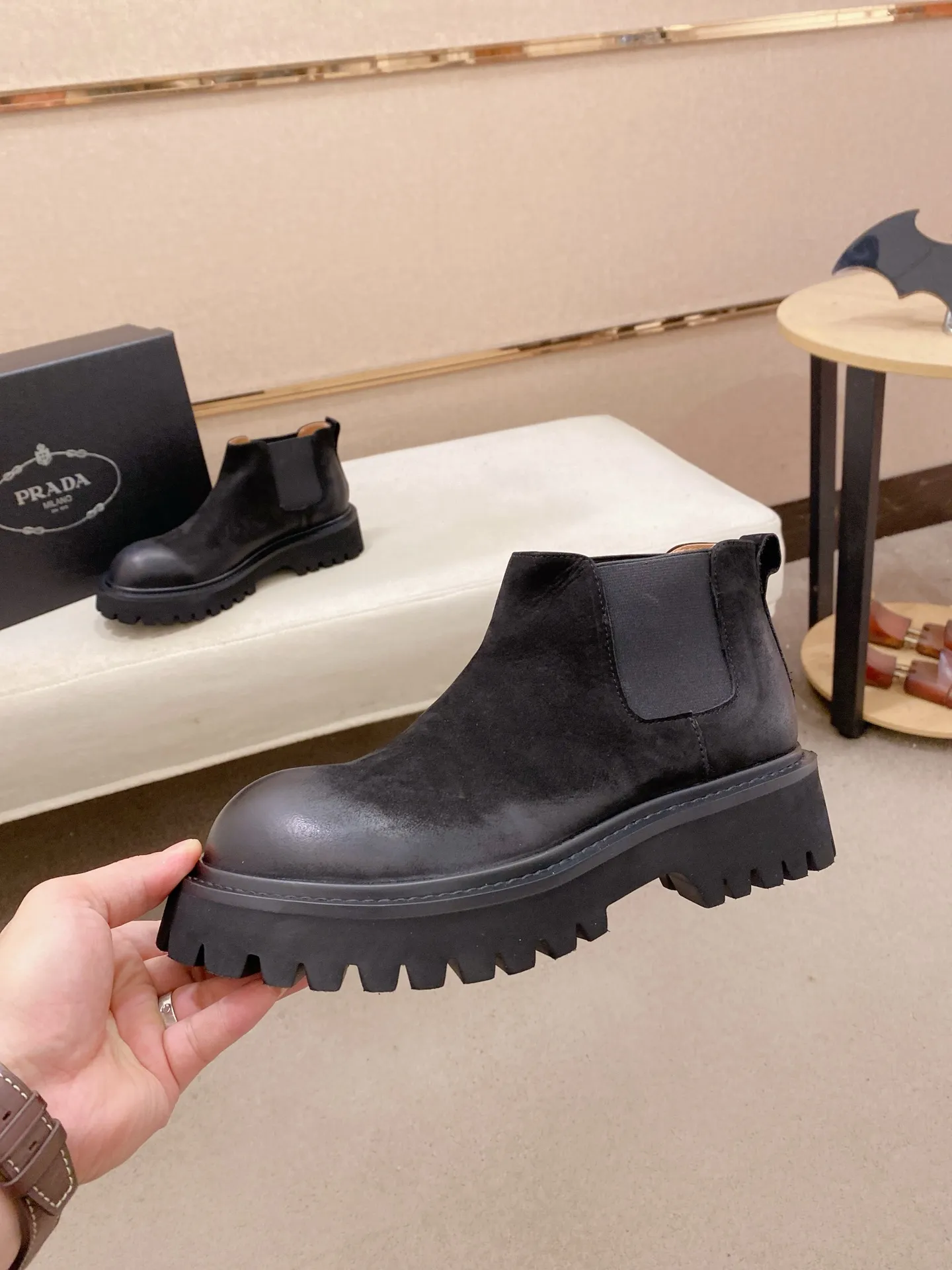 Factory price 580💰 The new PRADA (Prada) counters are launched simultaneously, new men's shoes, 😘fabrics are selected from cowhide. Lining: Full sheepskin lining. 👍🏿 High-end ☄️ air-cushion molded anti-slip rubber outsole, exquisite lines, simple and elegant, comfortable and high-end for leisure travel. Number of yards: 38 to 44. Can be ordered for 45 non-refundable